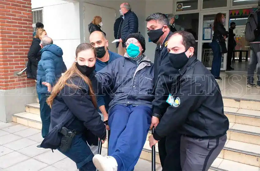 Video: no le acercaron la urna y tuvieron que alzarlo para que pueda votar