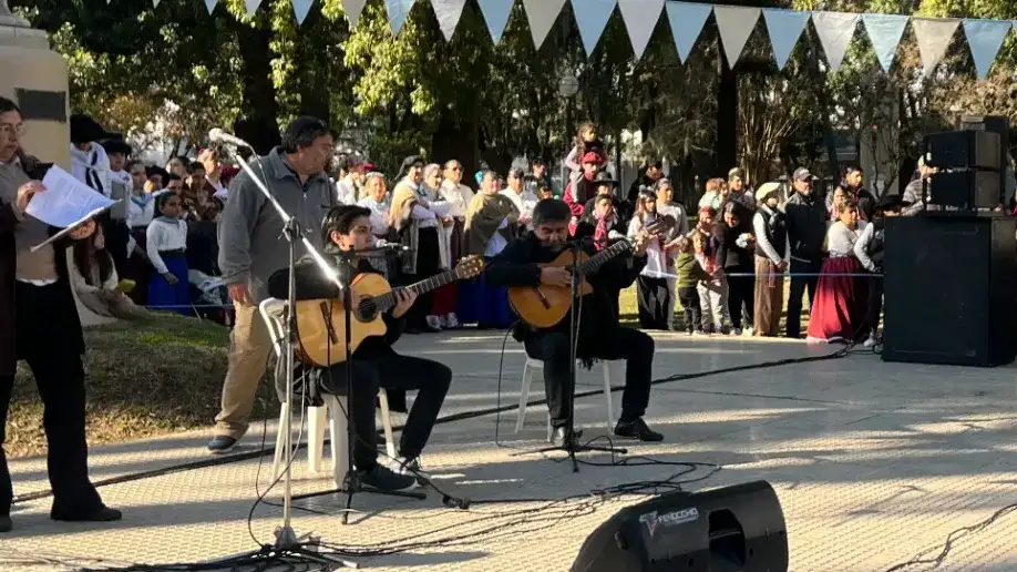 Cinco meses después, los Mena volvieron a encontrarse en la música