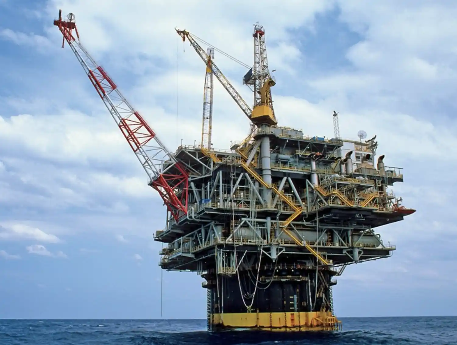 Chevron recibe nueva licencia limitada para operar en Venezuela