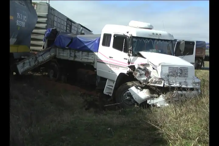 Un camión colisionó contra una formación de Ferrosur en la Ruta Provincial N° 30