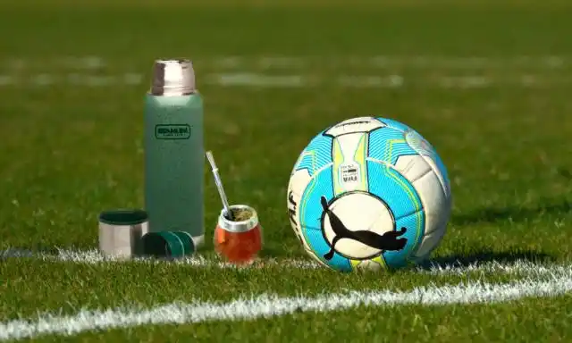 Fútbol uruguayo: árbitros de paro porque les robaron mate, bombilla y termo