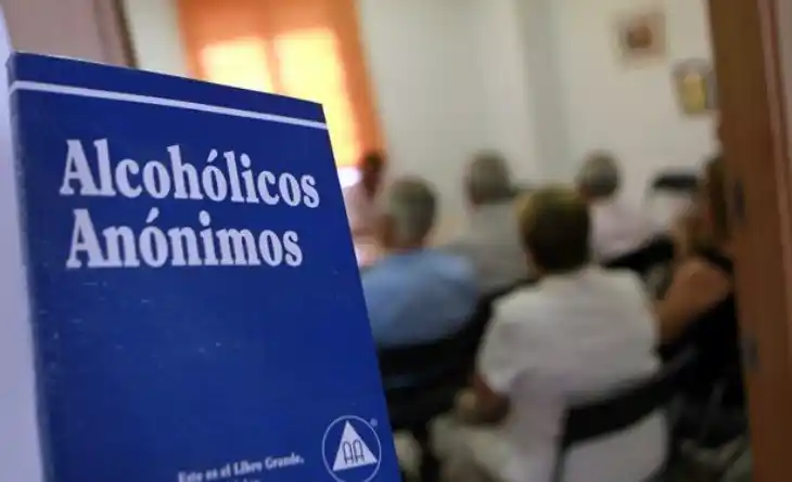 Alcohólicos Anónimos. Reuniones periódicas que sirven de ayuda al paciente en recuperación