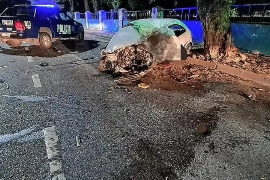 Un joven muerto y otro grave tras chocar de lleno contra un árbol: denunciaron picadas