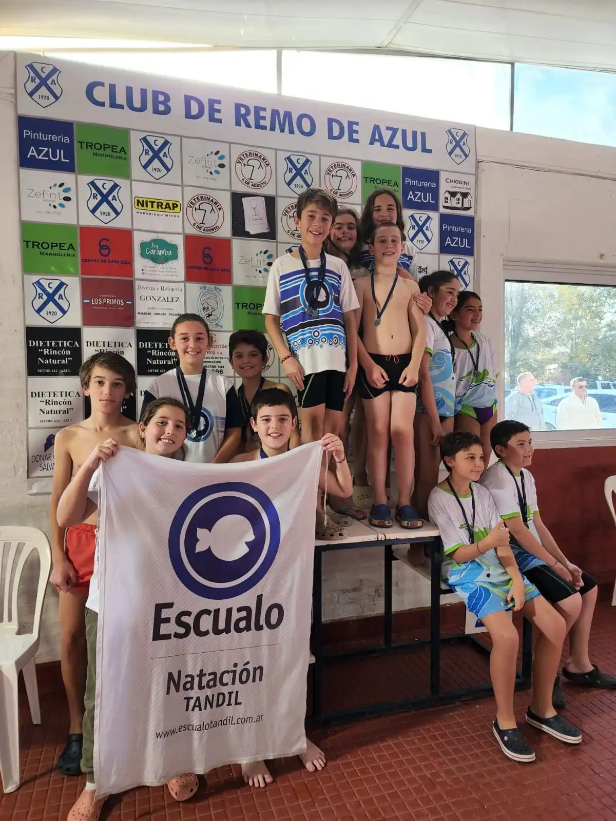 Parte de la delegación de Escualo.