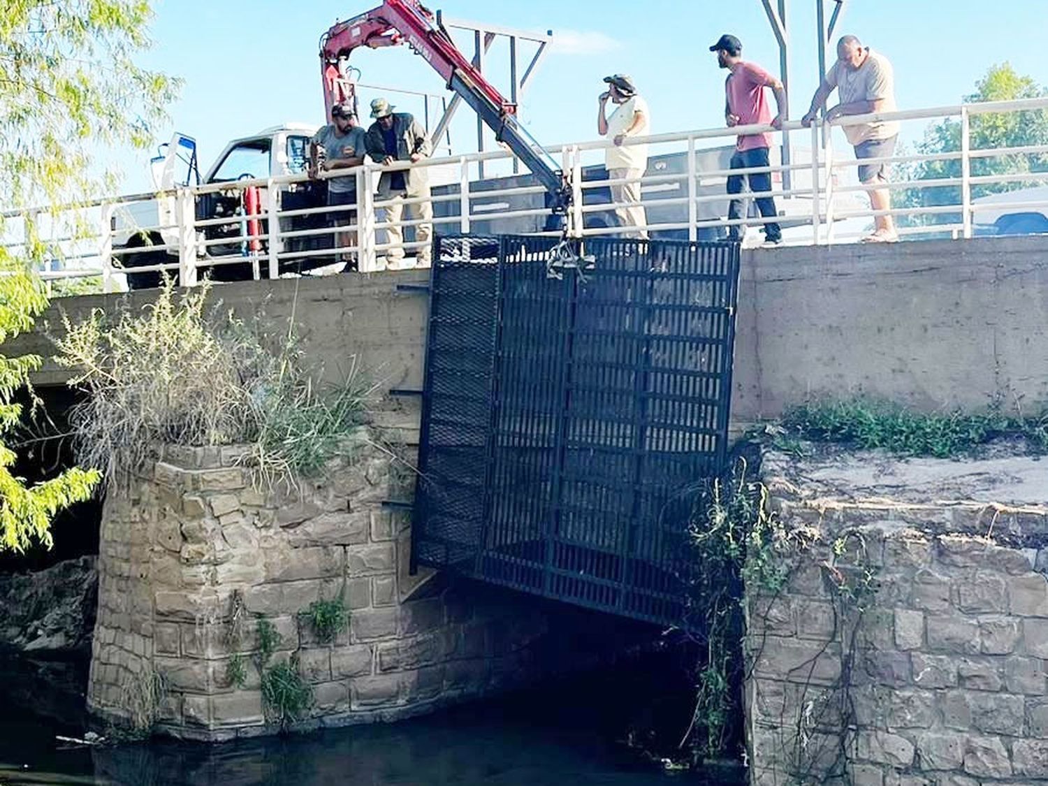 Instalan rejas de contención en el Arroyo Manzores