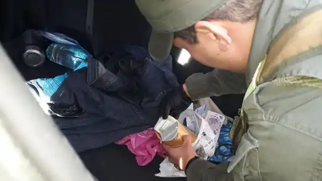 Debajo del asiento del auto llevaban casi 100.000 pesos y 39.000 dólares