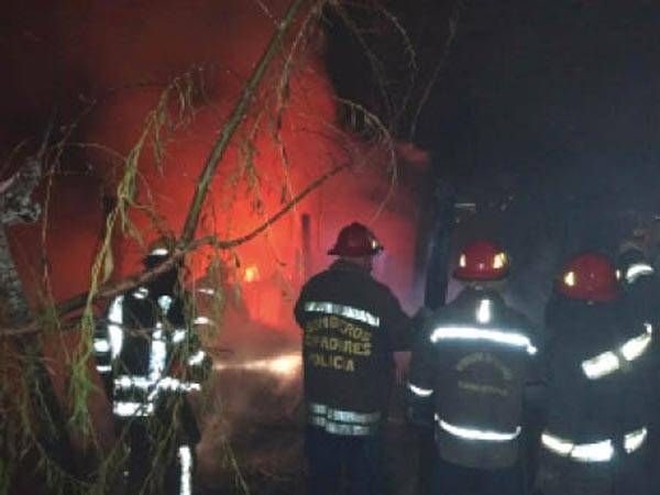 Le habría pegado y luego incendió la casa