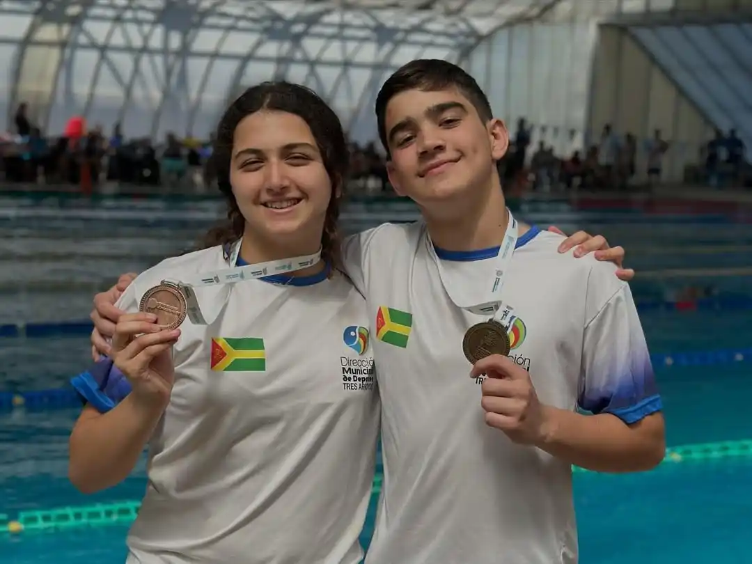 Juana Pelicciotta y Brian Traverso, los medallistas de Tres Arroyos en los Bonaerenses. La primera fue bronce en los 100 metros mariposa Sub-14 y Brian oro en los 100 metros pecho Sub-16