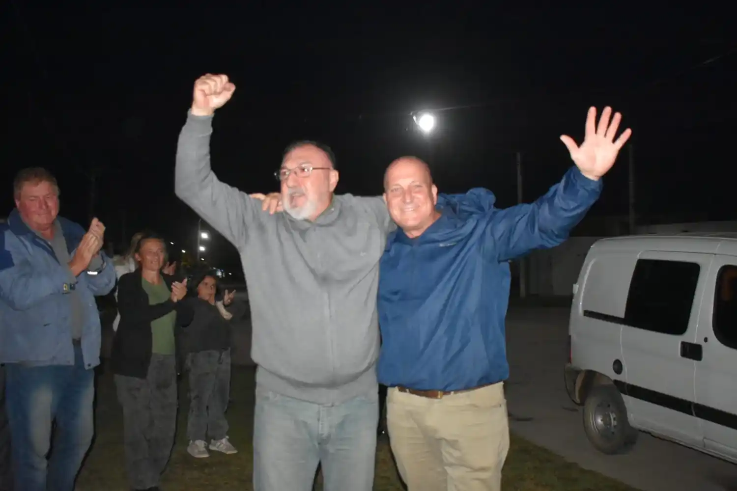 Fabio Milanesio celebró el triunfo junto al intendente Oscar Martínez.