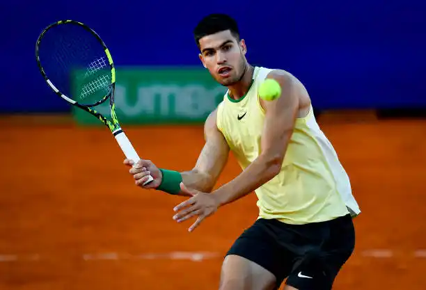 Alcaraz dominó a Carabelli en dos sets.