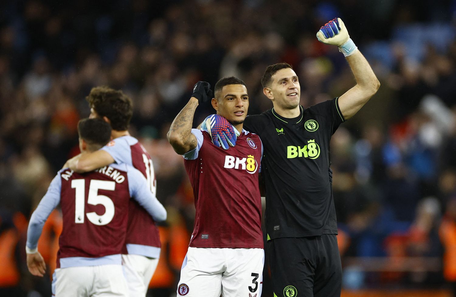 Aston Villa frenó a Arsenal y Liverpool llegó a lo más alto