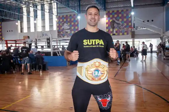 Increíble pero real: Lucas Bastida tiene una lesión en su mano y se bajó de la pelea en Francia