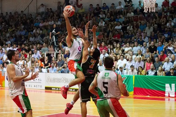 Neptunia quebró a Racing en el  cierre y se colocó match point