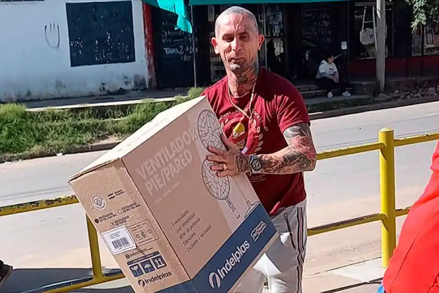 Solidario: el cantante de Ke Personajes hizo una donación a escuela de su ciudad