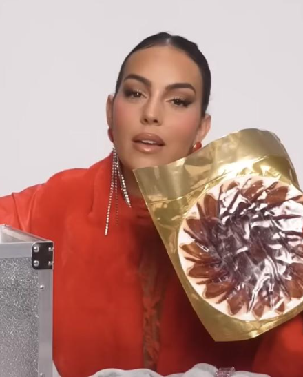 La influencer lleva jamón incluso en su bolso. E!