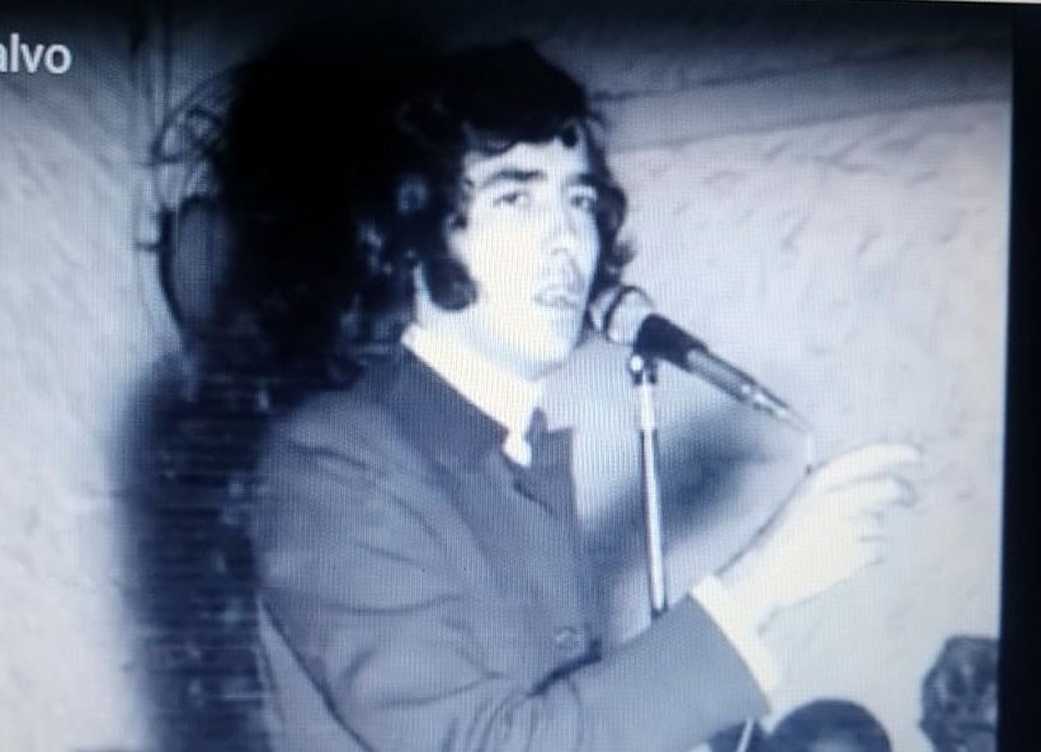 En Rimini. Actuando un joven Joan Manuel Serrat