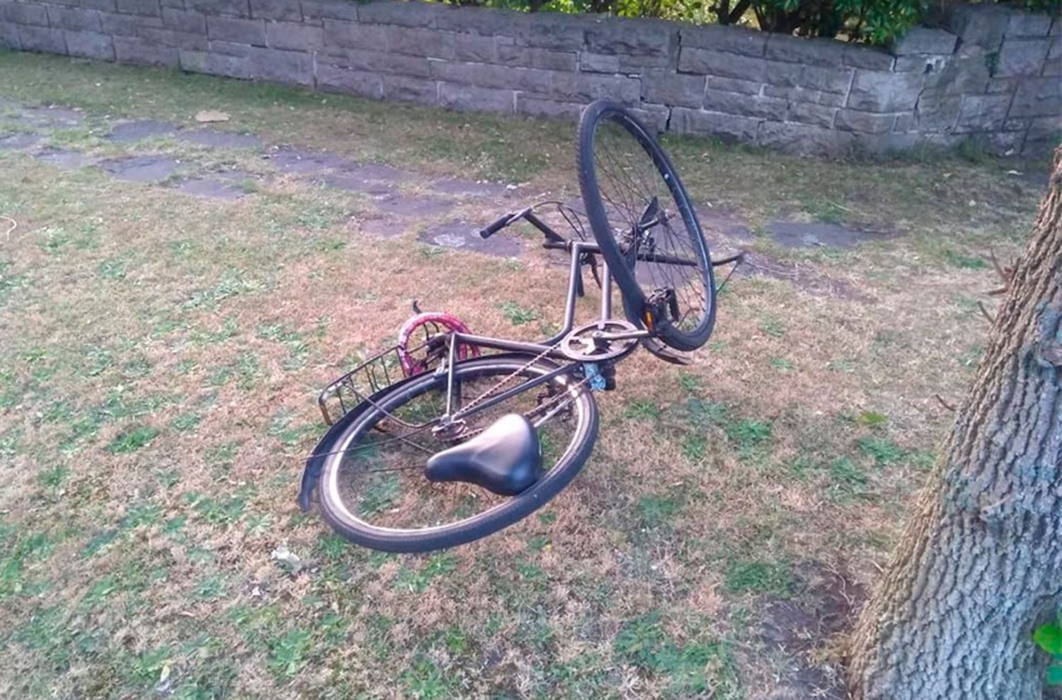 Embisten a una ciclista: la trasladan con golpes