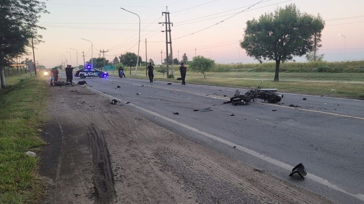 Restos de una de las motocicletas quedaron esparcidos sobre la calzada tras el violento