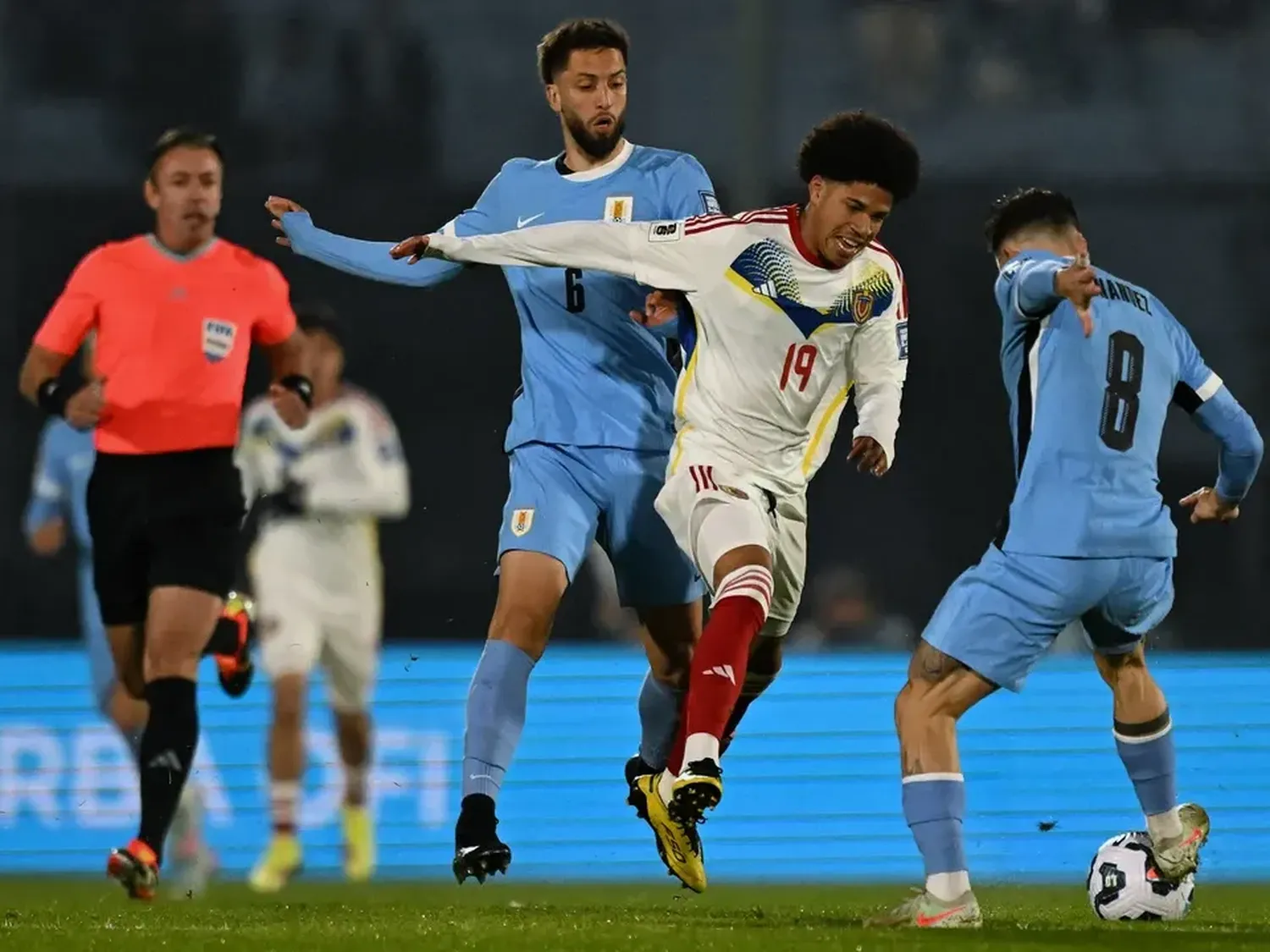 Uruguay venció a Venezuela con goles de Aguirre y De Arrascaeta y se aseguró el repechaje