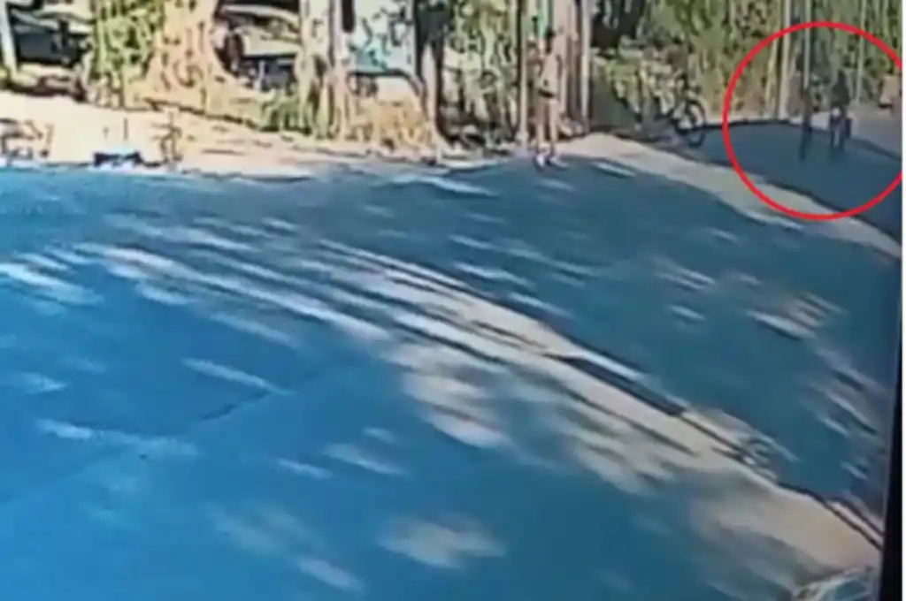 El accidente fue capturado por una cámara de seguridad,