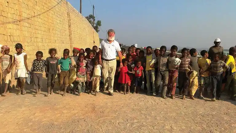 Quién es Pedro Opeka, el alumno del papa Francisco que sacó a 500.000 personas de la pobreza