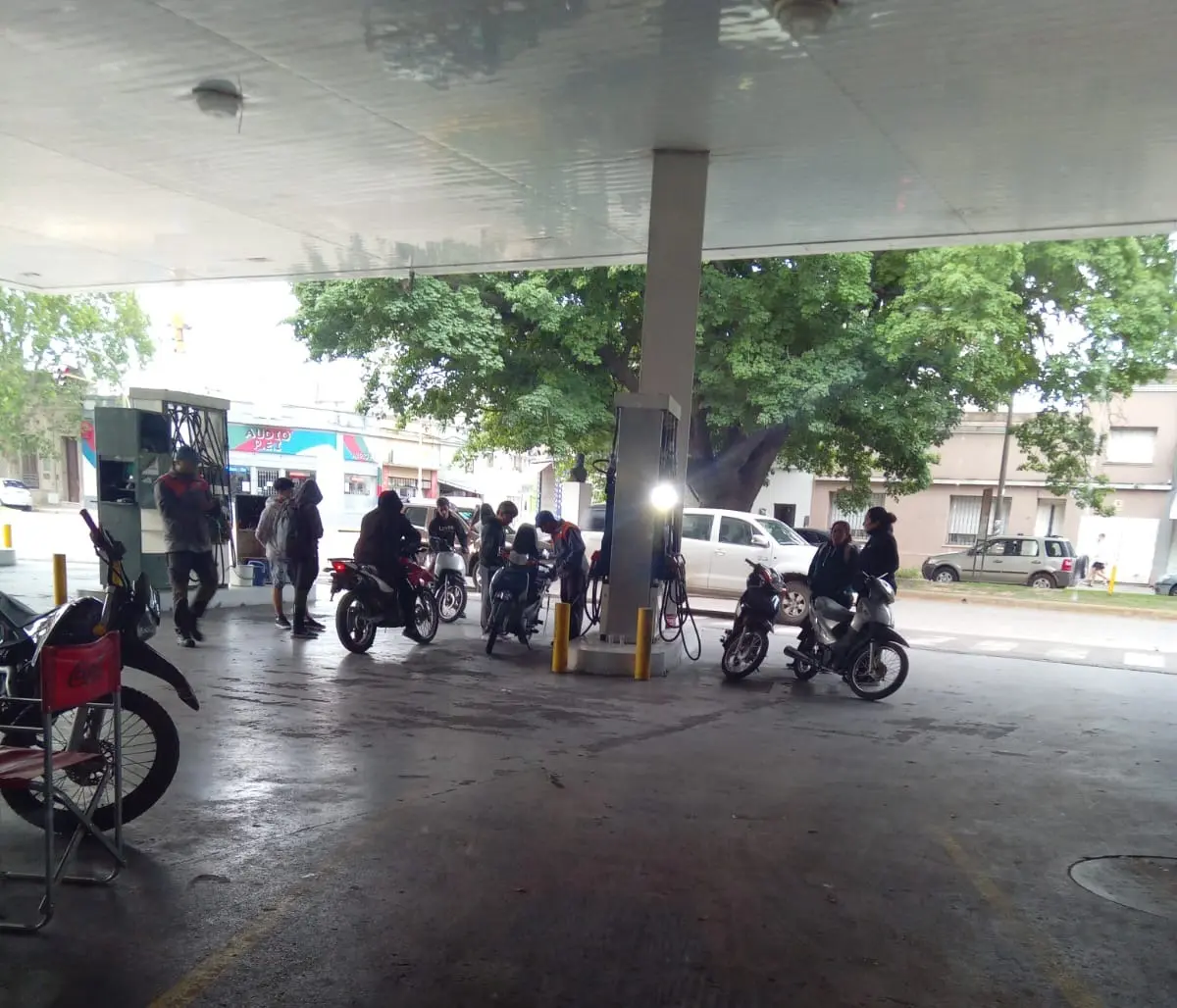 Cargan nafta sin casco