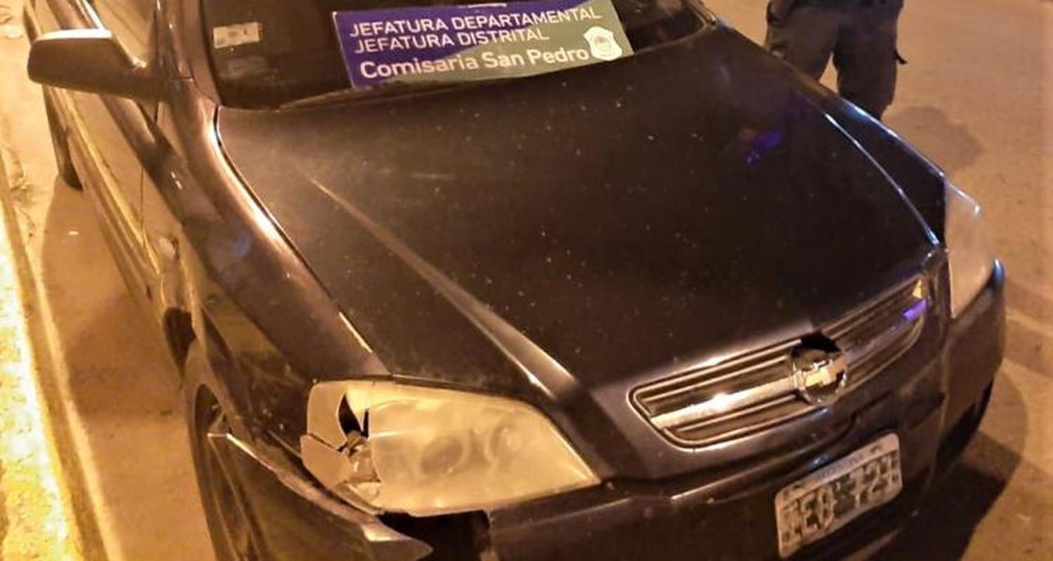 El remis trucho y robado secuestrado por la policía tenía, además, una patente falsificada