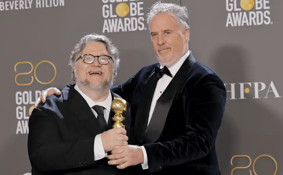 Guillermo del Toro fue uno de los latinos que brilló en los Globos de oro. Foto AFP