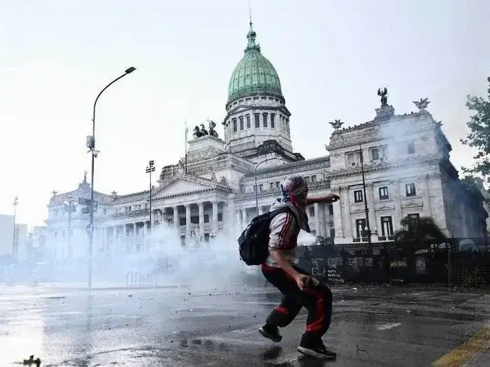 Graves incidentes en el Congreso: Gendarmería 
detuvo a 31 manifestantes y desalojó la plaza