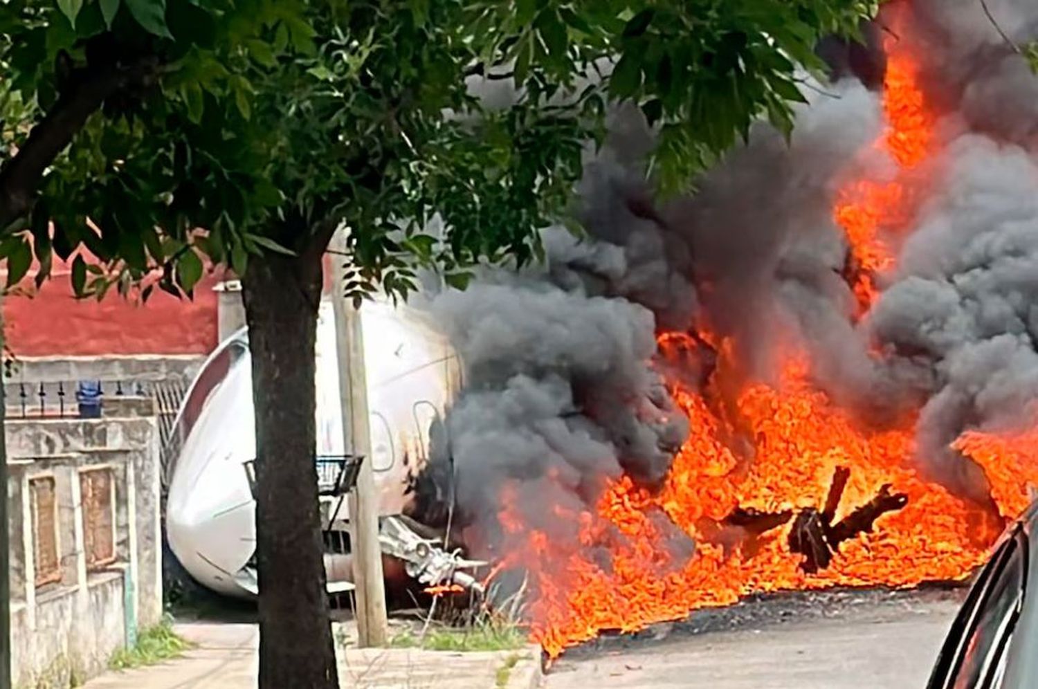 El avión se despistó y se prendió fuego luego de impactar en una zona de viviendas.