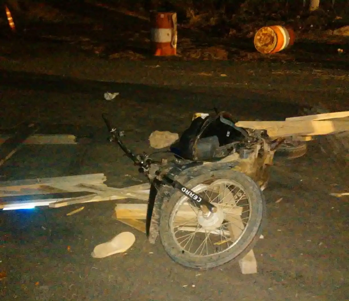 Motociclistas iban alumbrándose con un celular y chocaron contra un cartel en la ruta 51