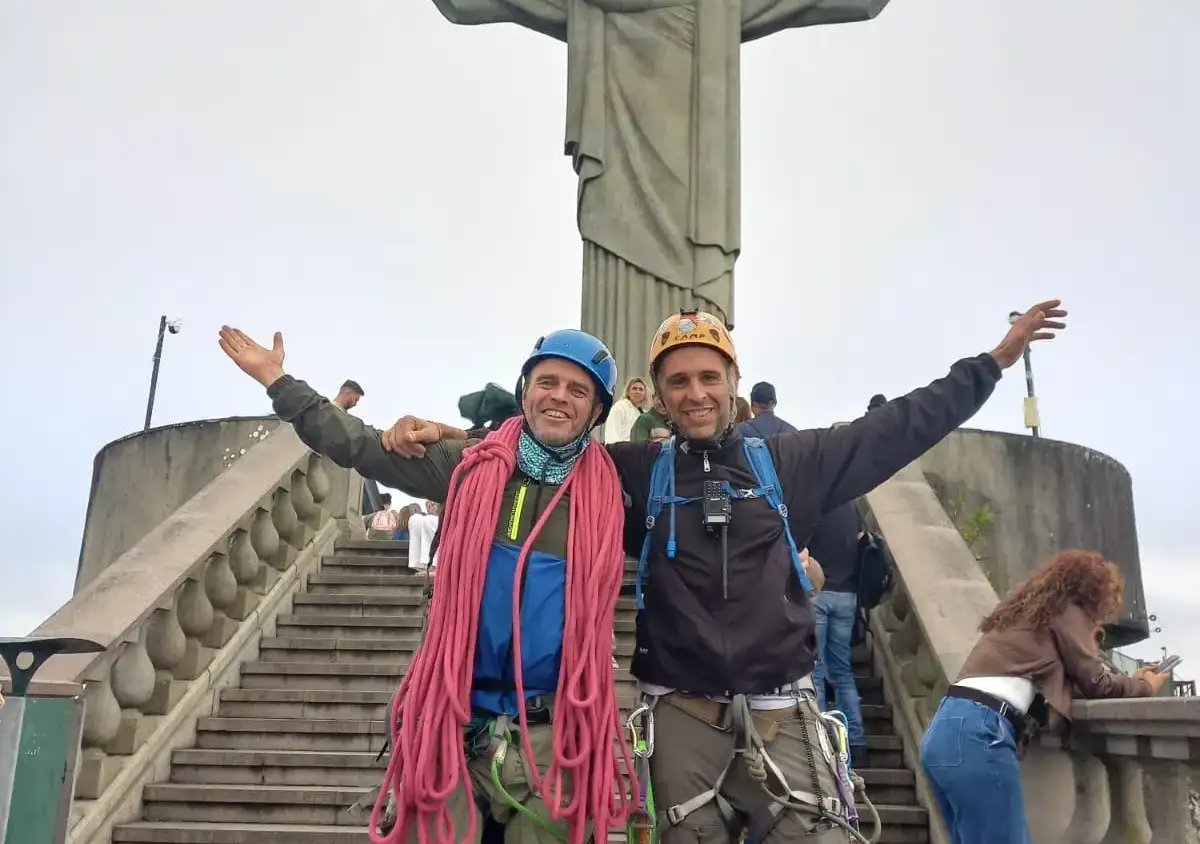 La llegada a la cima del Corcovado, con el Cristo Redentor como testigo de una hazaña que comenzó en Tandil.