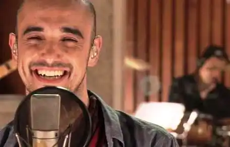 Abel Pintos también se tragó un bicho, pero siguió cantando