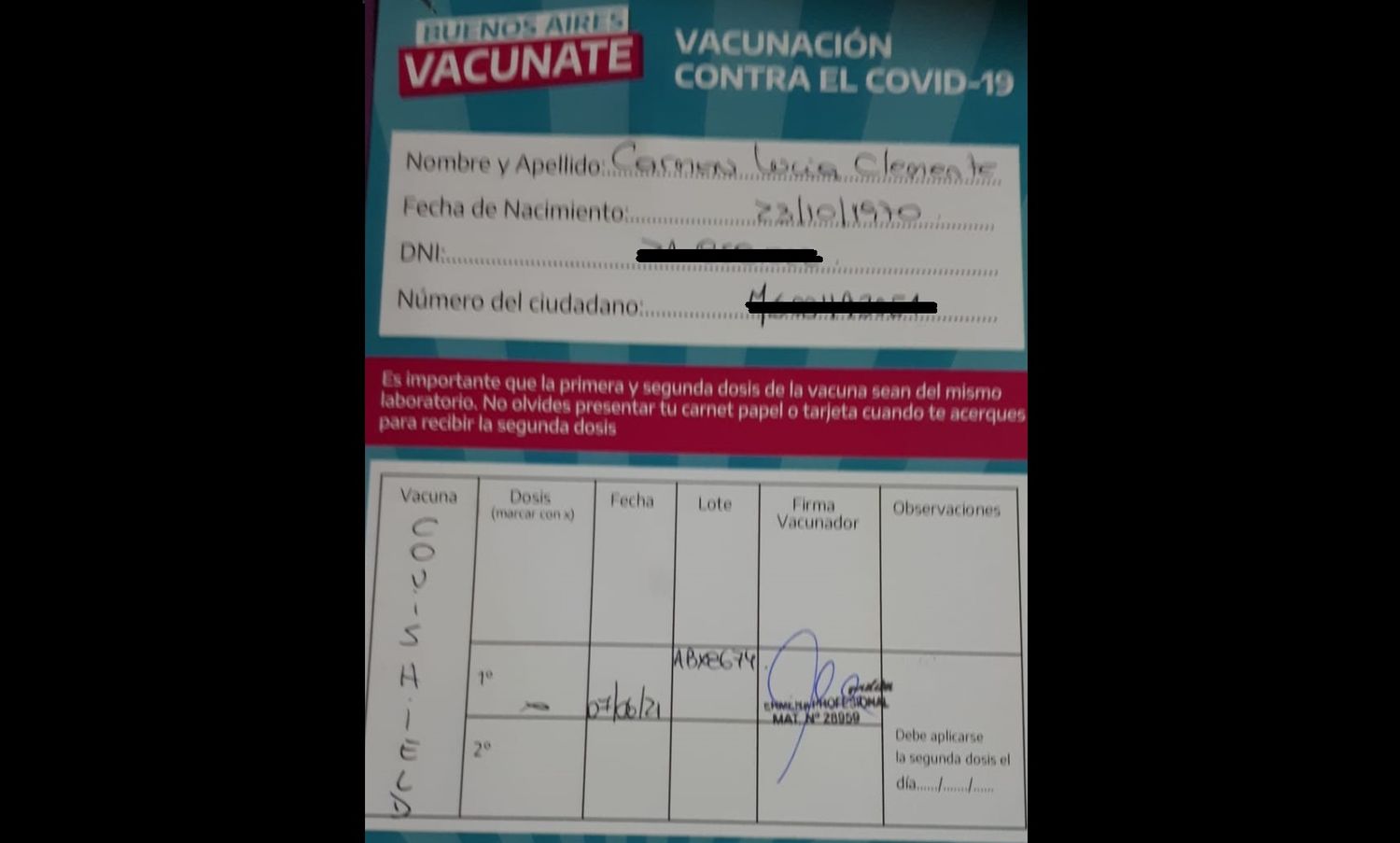 Carmen agradece el buen trato del personal del vacunatorio