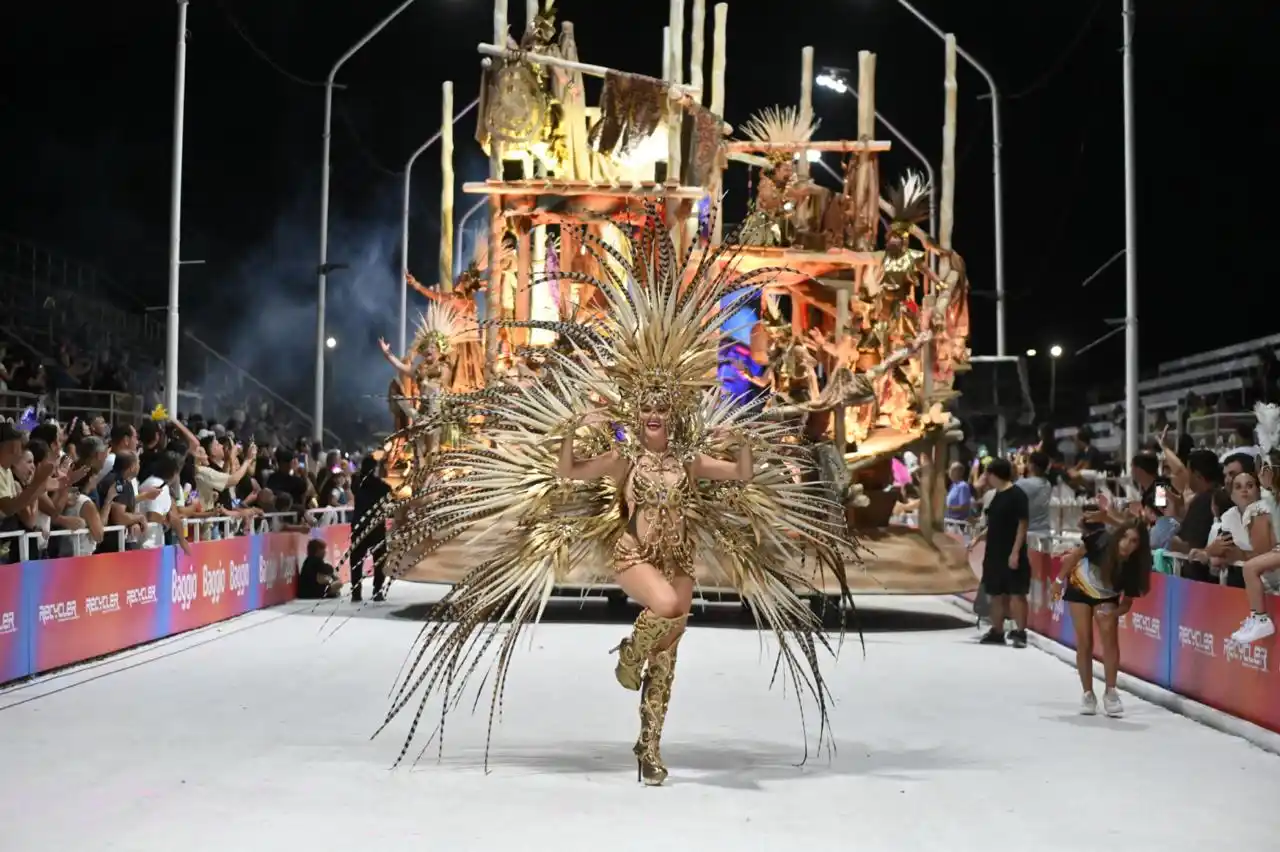 Marí Marí tiñó el Corsódromo de pasión rojinegra en la tercera noche de Carnaval