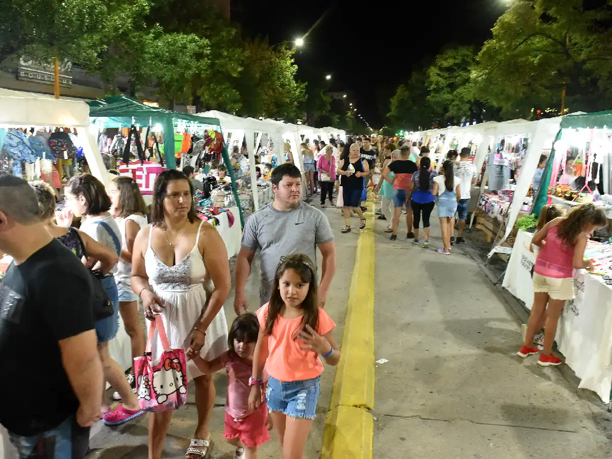 Con una variada grilla de artistas, la peatonal vuelve a convocar este domingo 