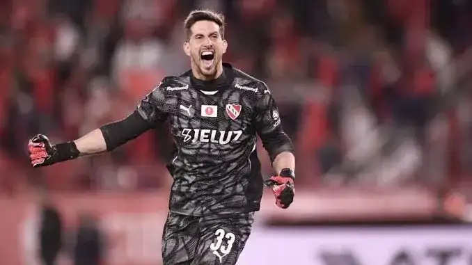 Rey es el arquero de Independiente.