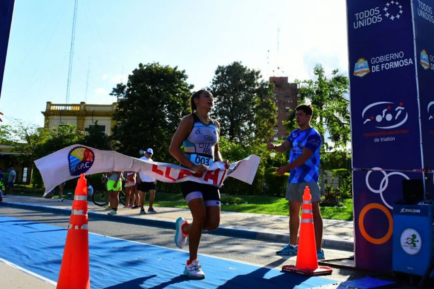 Ibrahim Alucín y Estefanía Díaz fueron los campeones del Triatlón Ciudad de Formosa