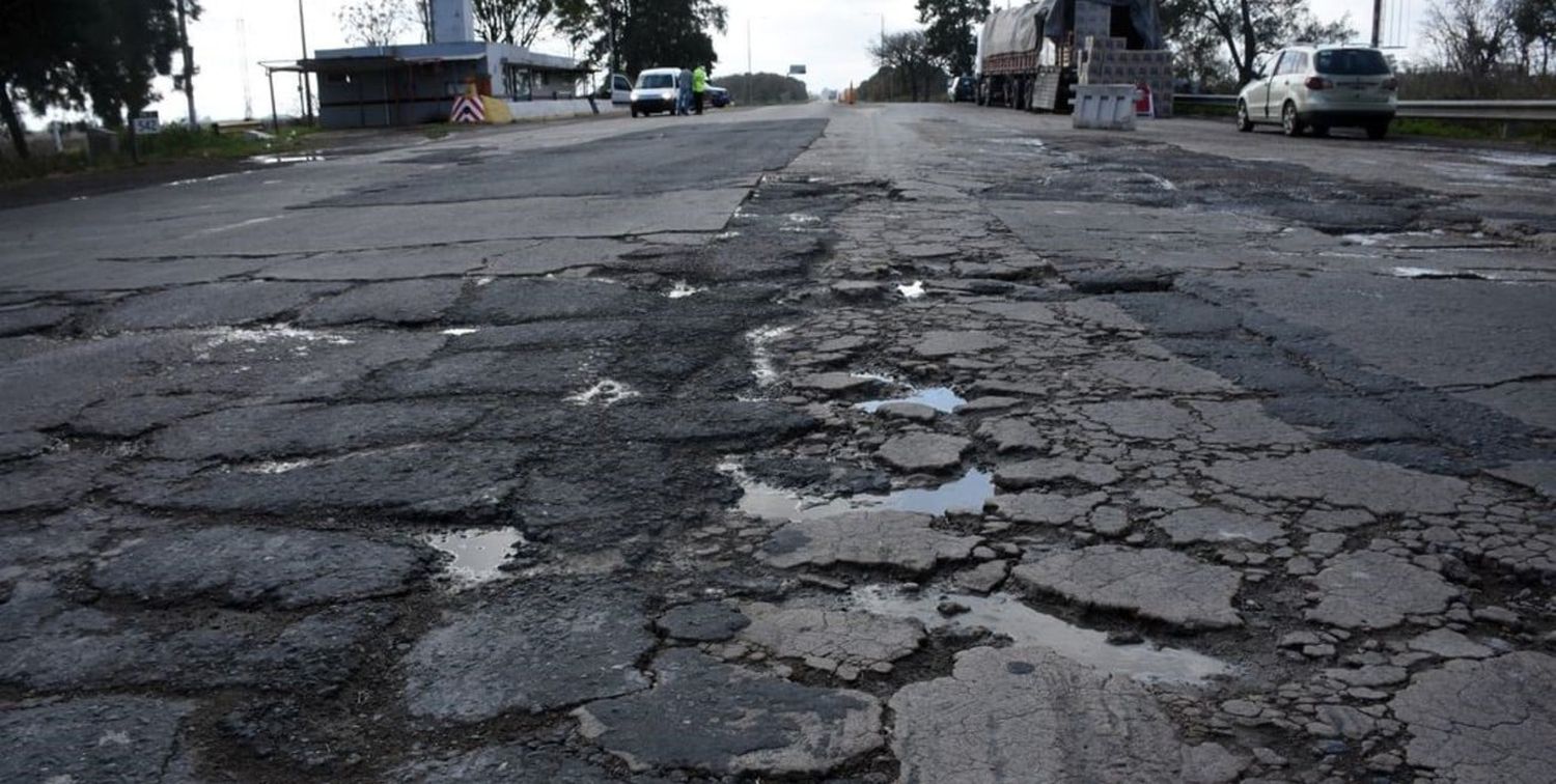 Estado crítico en varios tramos de la Ruta 11, con riesgo para la seguridad vial. Crédito: Archivo El Litoral.