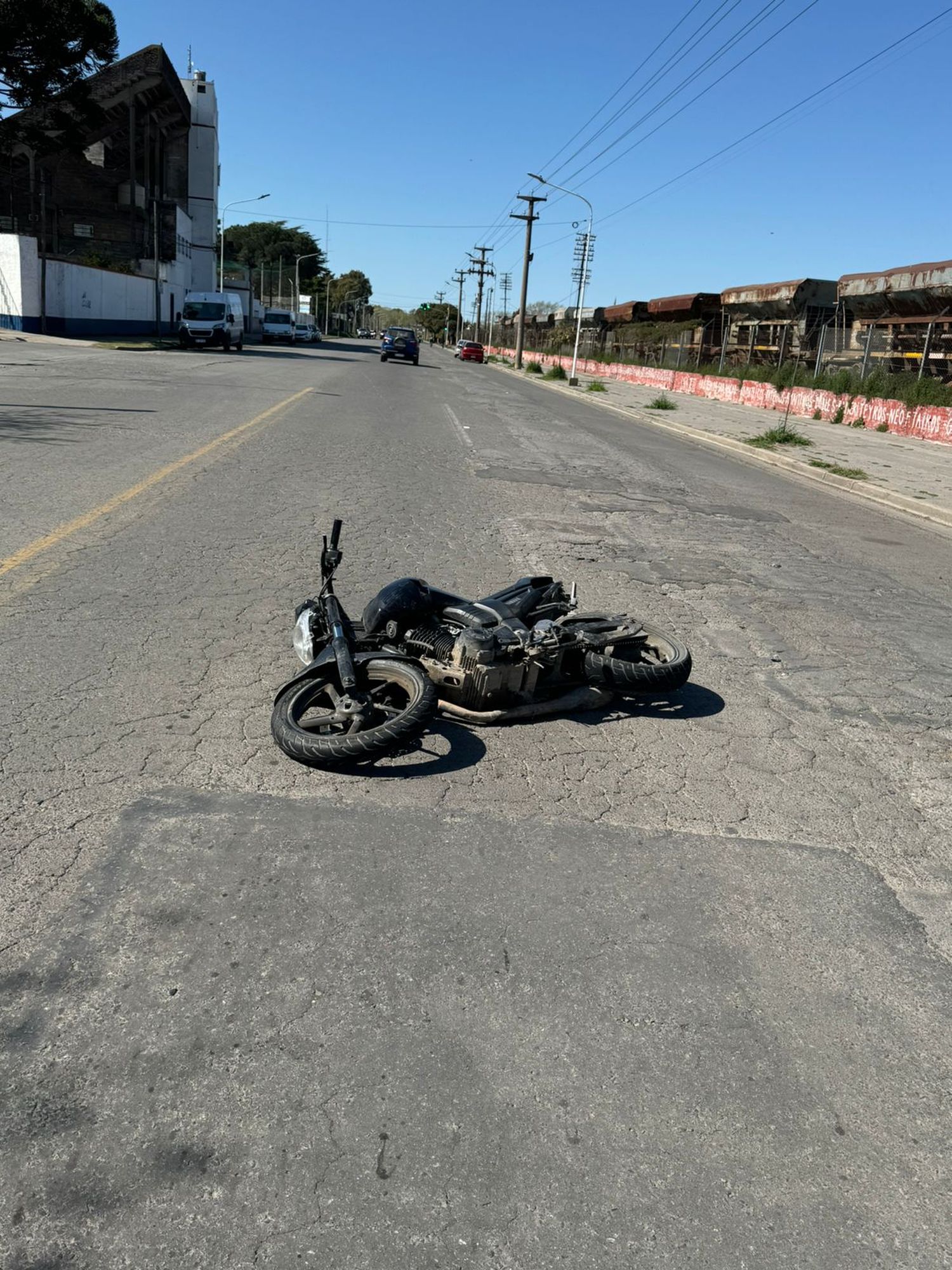 El más grave de los hechos ocurrió en la intersección de Av. Del Valle y Mosconi, cuando un motociclista perdió el control de su Yamaha FZ, y producto de la caída sufrió una fractura en su pierna derecha.