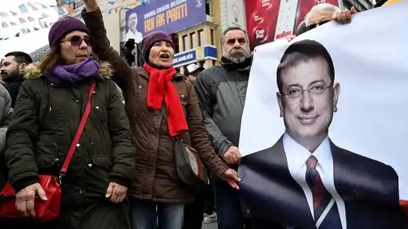 EN ESPERA de juicio por TERRORISMO: arrestan al alcalde de Estambul, en medio de masivas protestas