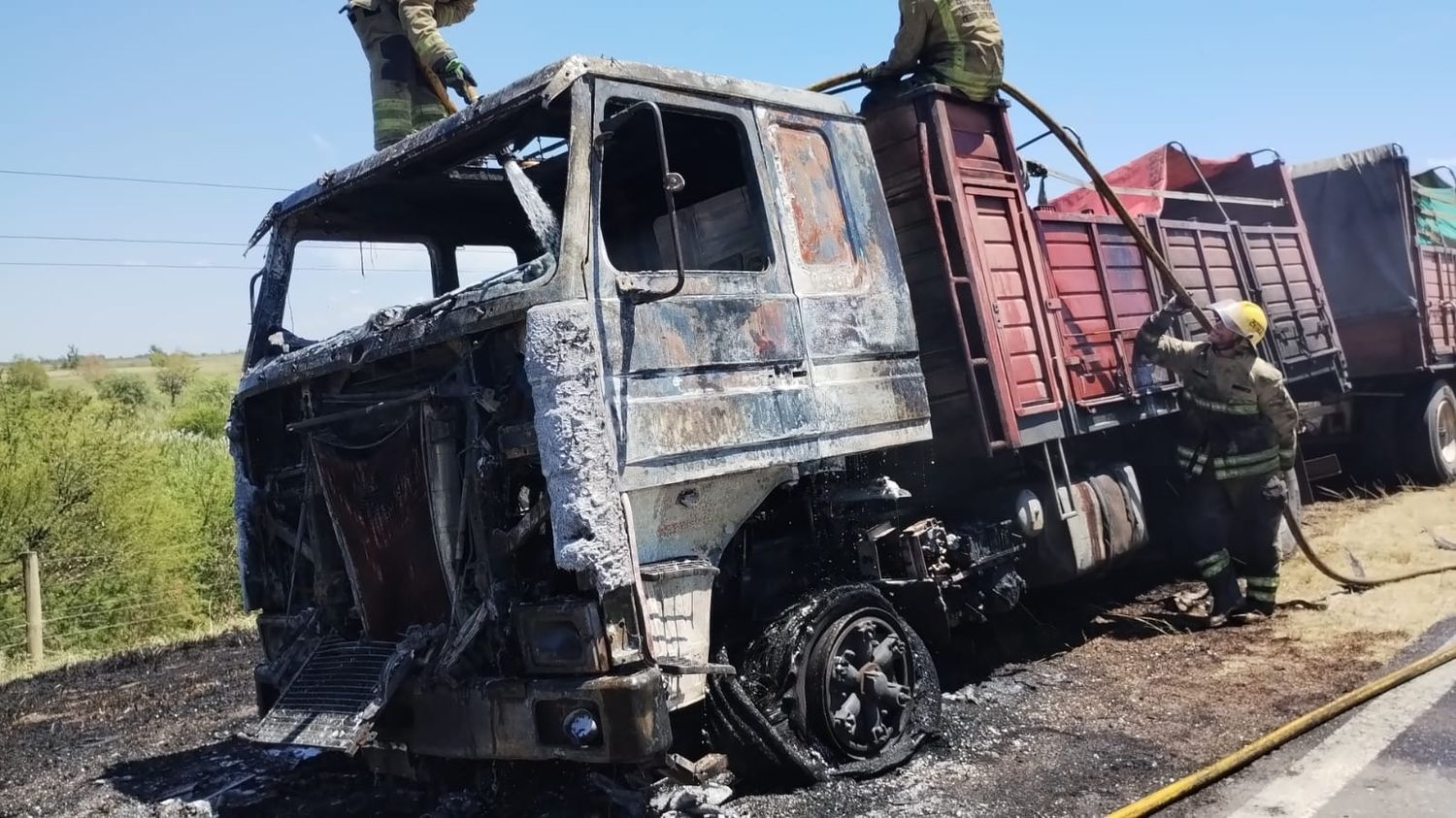 Camión que transportaba sandías se incendió en la ruta 12