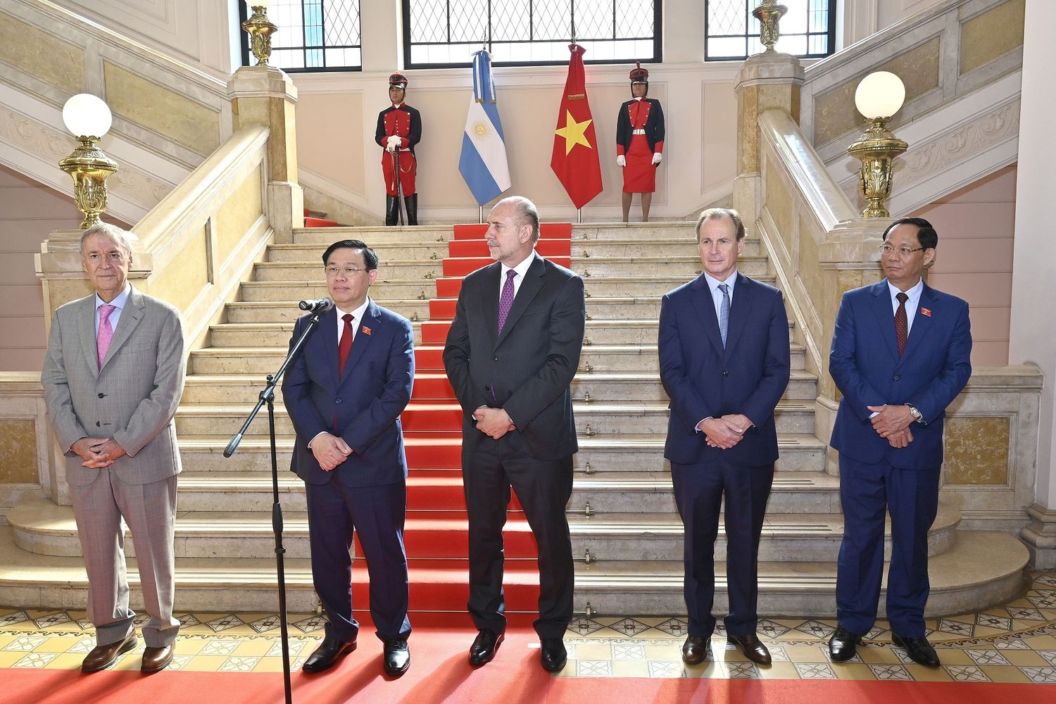 Bordet avanzó con las autoridades de Vietnam para exportar citrus, carne porcina e impulsar la conexión aérea