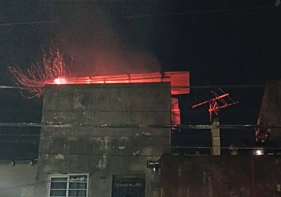 Personal de bomberos logró rápidamente extinguir las llamas.