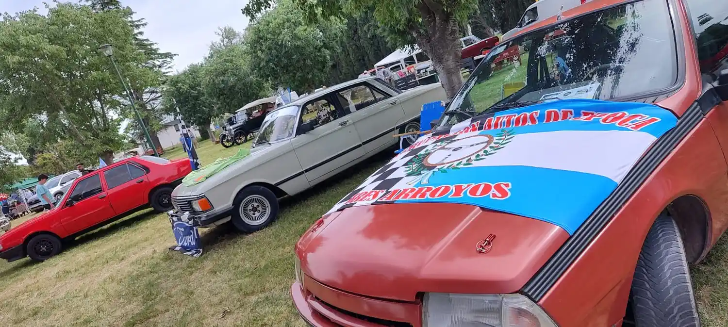 Encuentro de autos de época en la Sociedad Rural