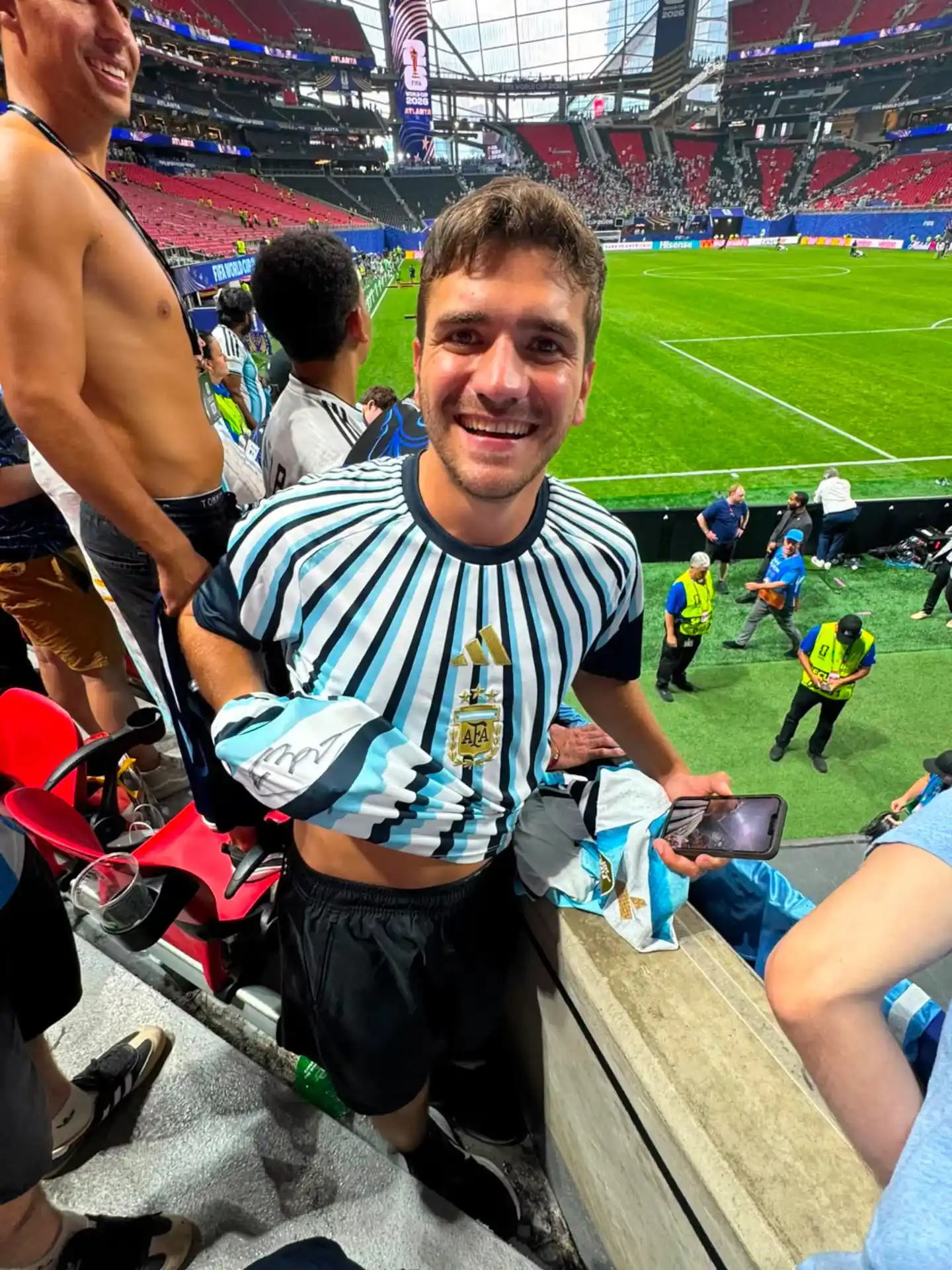 Consiguió una entrada a último momento para ver a Argentina y Montiel lo sorprendió con un regalo inolvidable