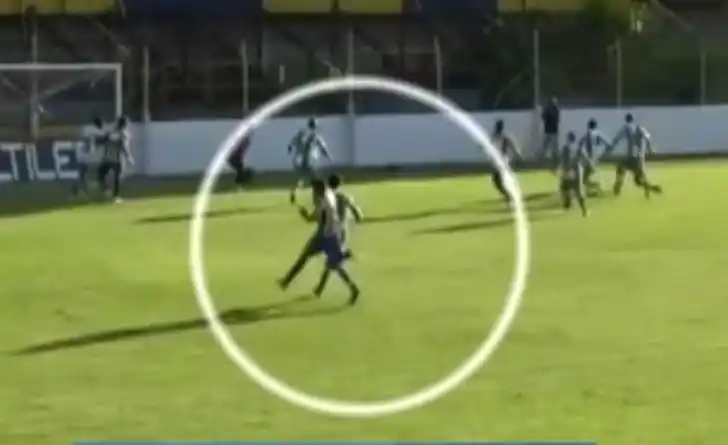 Video: Cobarde agresión de un jugador de Dock Sud en el ascenso