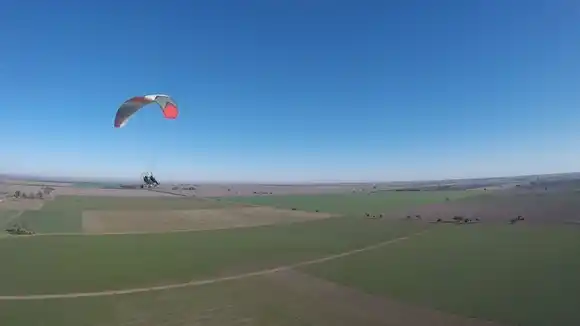 Un hombre falleció tras caer de un parapente junto a su compañero que resultó con lesiones