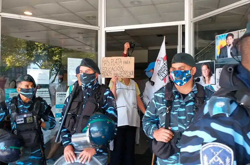 Trabajadores de la educación se encadenaron en el Consejo Escolar e intervino la policía
