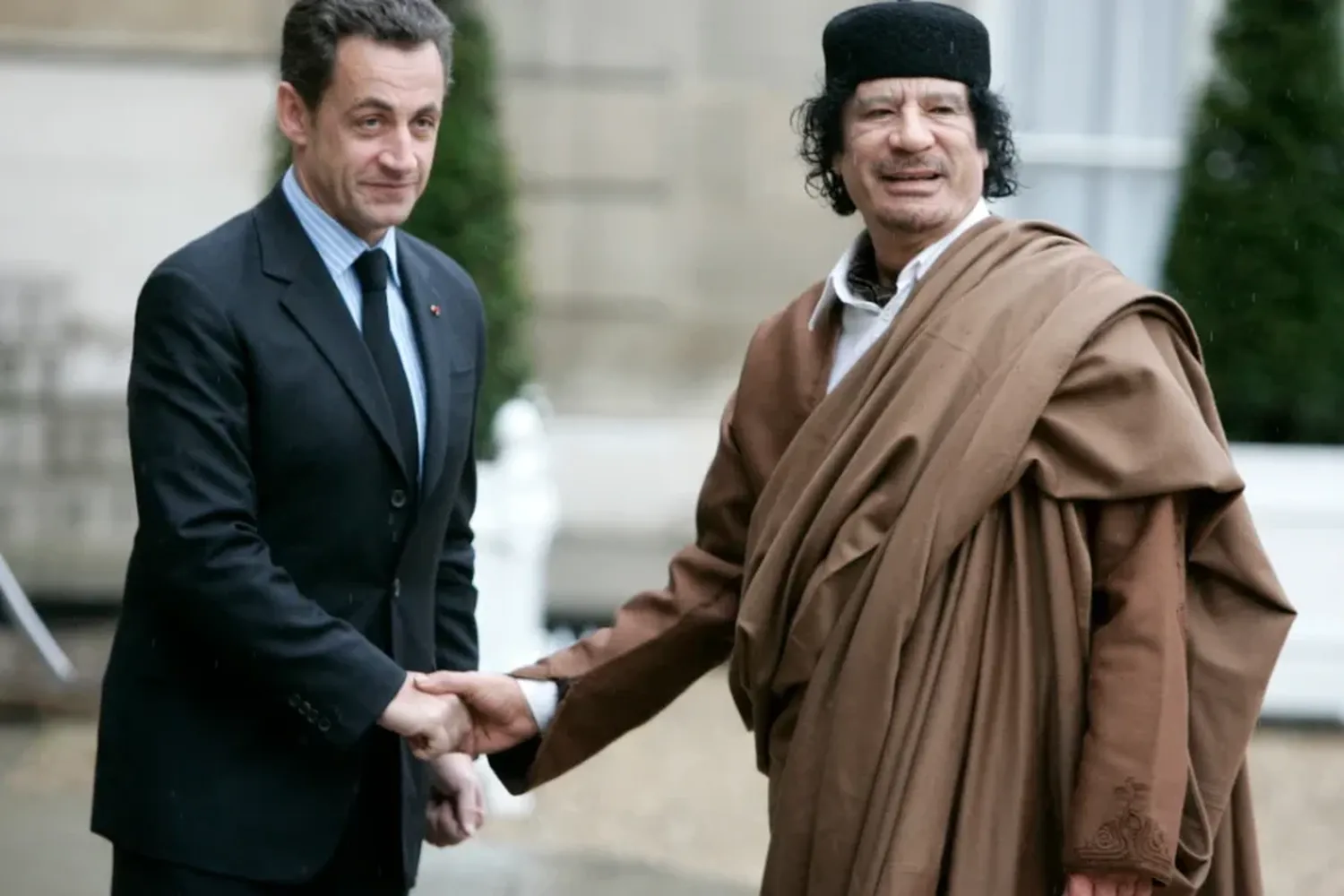 Expresidente francés Sarkozy es juzgado por la presunta financiación de su campaña por Gadafi